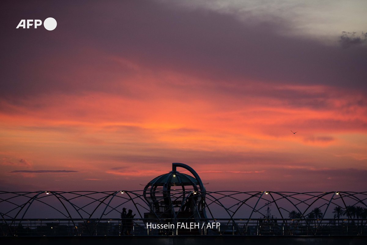 Iraqis watch the sun rise at the Shatt al-Arab waterway in the southern Iraqi city of Basra early on April 7, 2023, during the holy Muslim month of Ramadan Hussein Faleh / @afpphoto @afpnewsagency #sunrise #basra #iraq