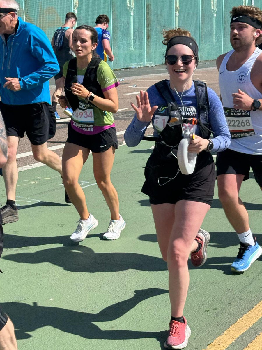 Very proud of my daughter @AnnMarieRayney who completed the #BrightonMarathon today in 4 hrs and 19 mins (her first one). Total respect ❤️🥇