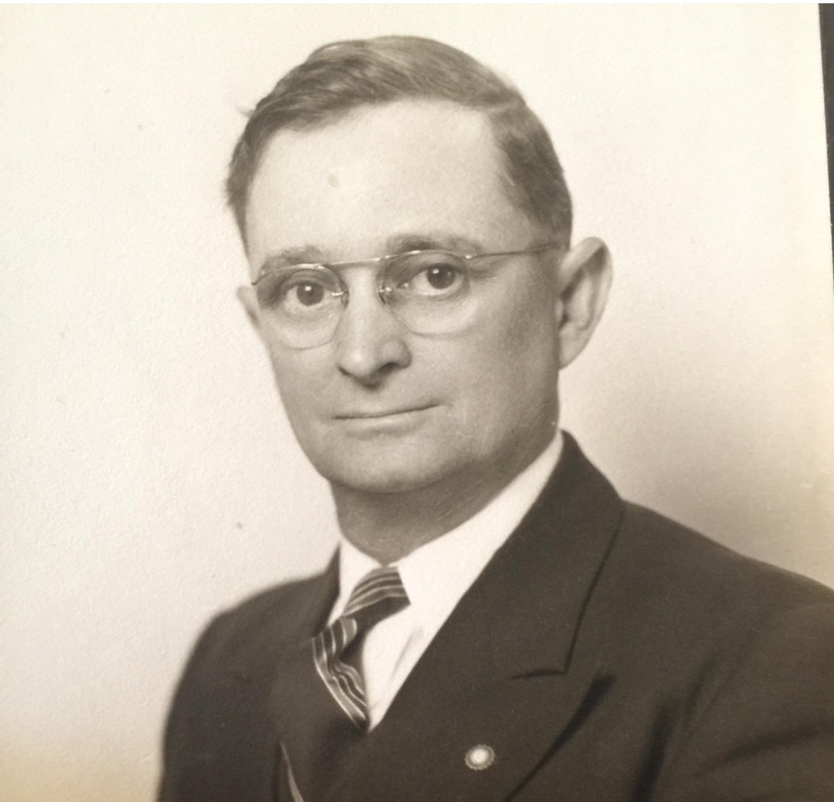 Basically Elder @PatrickKearon and I must be related because he looks very similar to my English great-grandfather. @Ch_JesusChrist  #GeneralConference #familyhistory