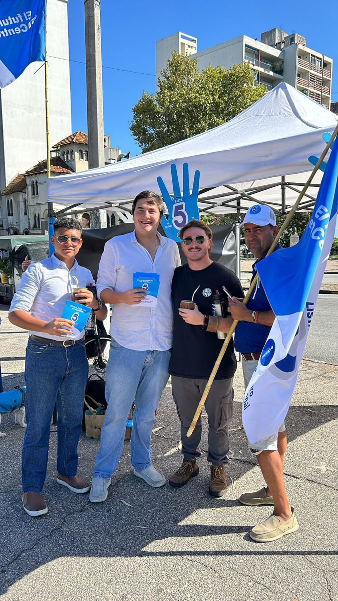 👋🏻 Los @joveneslista5 no paran! Esta mañana de domingo estuvimos invitando a los vecinos de Parque Rodó a nuestro encuentro del día de mañana a las 19 con @AlvaroDelgadoUy en la Rambla y Avenida Brasil. Nos acompañaron @beatrizargimon, @pabloabdala66 y @Valeriaripoll3.