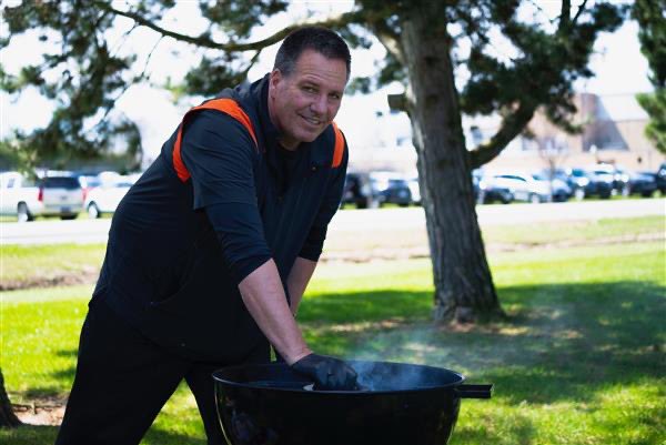 Nothing like an AY ZIGGY ZOOMBA Burger made by @CoachBWhite7 😤 Coach cooking 🍔🍔🍔🍔 for @BGSUSoftball after their game this afternoon 💪