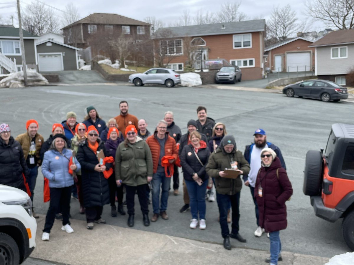 We’re off to the doorsteps to talk to folks about #ndpdental, #ndppharmacare and why we need to send more NDP MPs to Ottawa to accomplish even more for Canadians. Thank you to our fantastic @NDP volunteers!