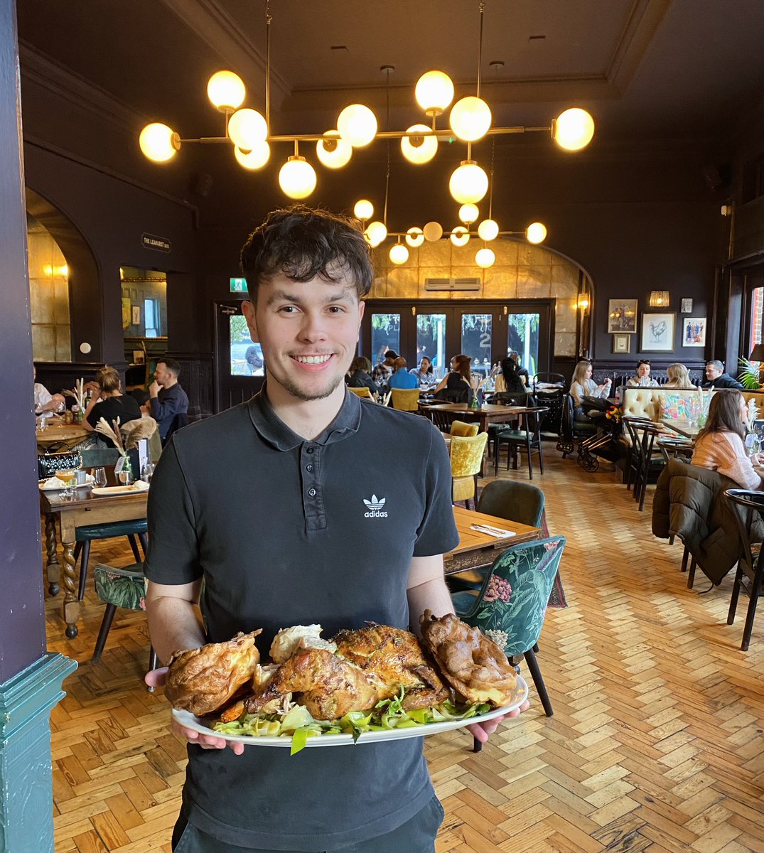 Happy Sunday from our team 🌟!! We’ve still got roasts available for you and the fam to dig into…like our sharing chicken roast for two with all the delicious Sunday trimmings🍗🍽️ #sunday #youngspublife #joinus #hithergreen #youngspubs