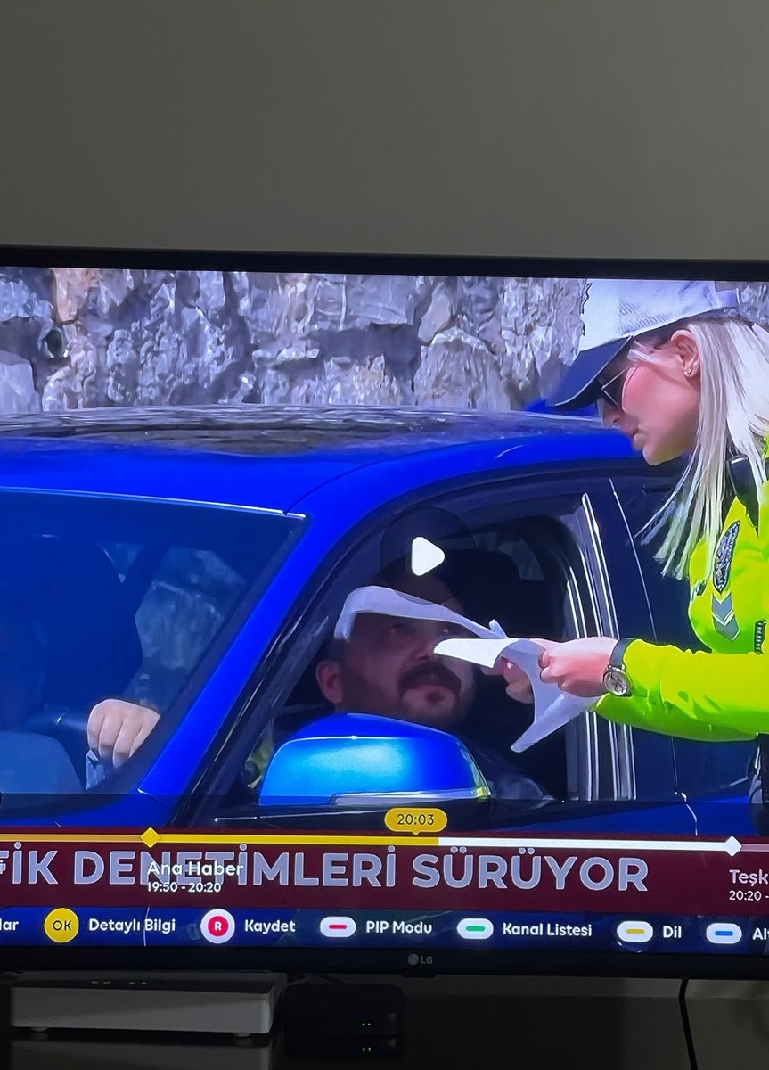 okuyupta bağlamadım kıravat
bana varsan edemezmiydin rahat
garip için pencereden bir saat
bakmıyorsun bakmıyorsun sevdiğimm…