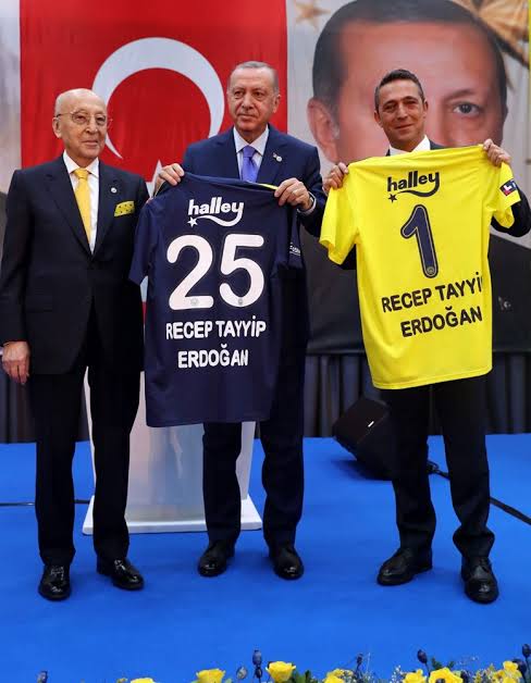 Ali Koç futboldaki sorunun liyakatsizlik olduğunu söylüyor, TFF seçimlerinin bağımsız olmadığını anlatıyor. Kim belirliyor TFF başkanını? Karnından konuşmayı bırakıp divan kurulu toplantısında fotoğrafını duvara astığın divan kurulu üyene sormayı düşünmez misin? 😂😂😂