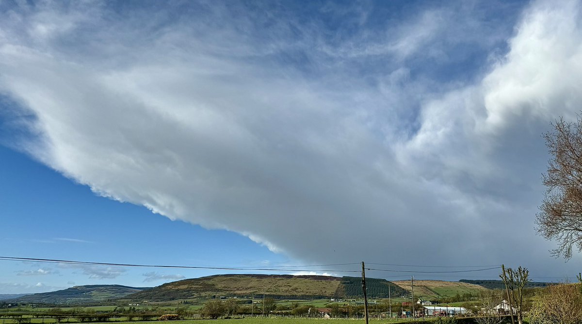 The last big cell over Rigged Hill at 5pm, the display of mammatus was amazing, highlighted by the late afternoon sun. This cell was huge, difficult to capture its entirety @CloudAppSoc @bbcniweather @UTVNews @Schafernaker @angie_weather @barrabest @geoff_maskell @WeatherCee