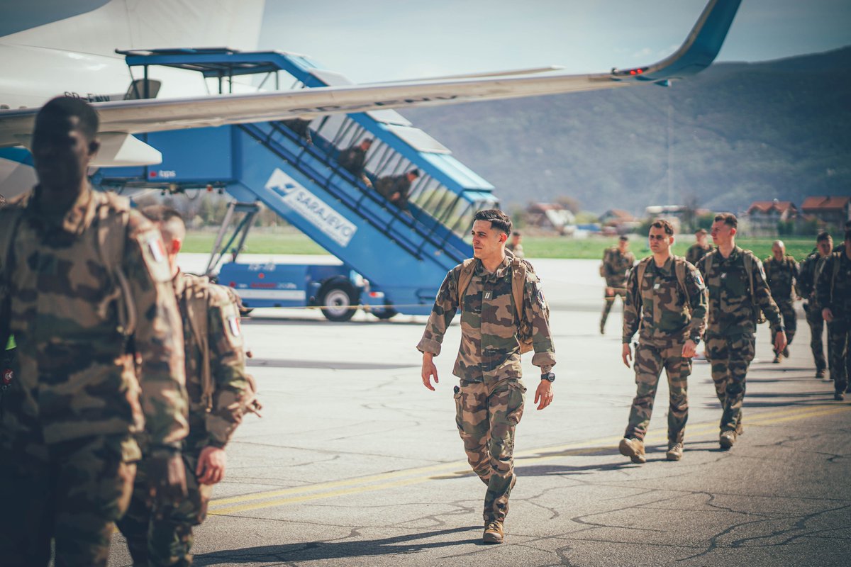 French 🇫🇷 soldiers of #EUFOR Strategic Reserve Force arrived to Sarajevo International Airport and were welcomed by COM EUFOR Major General László Sticz and Deputy Mayor of Sarajevo Anja Margetić @MargeticAnja tinyurl.com/mth8yfdz