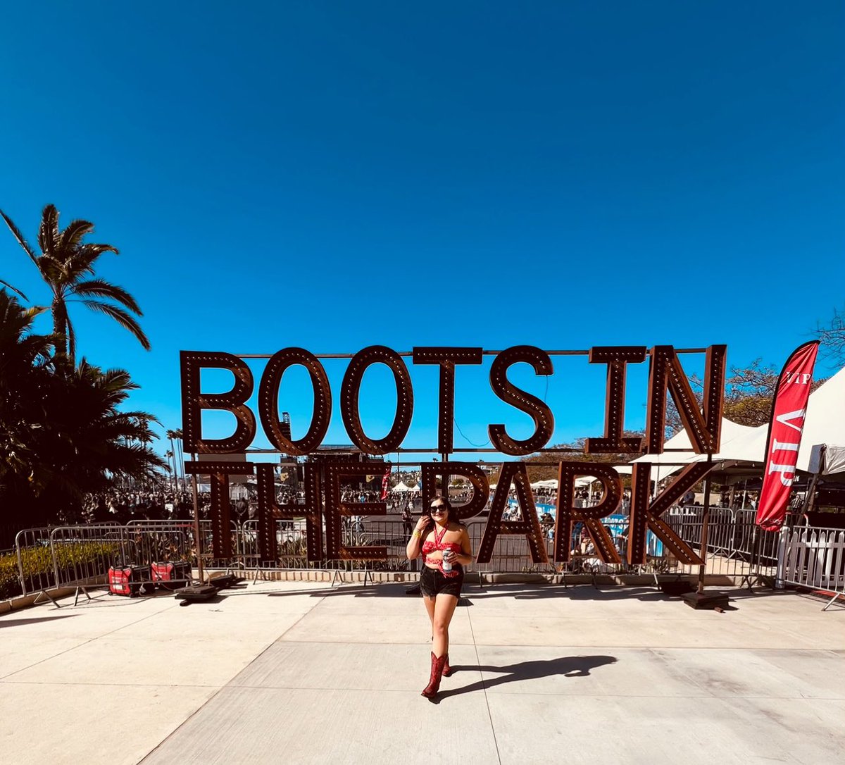 It’s rare I get to wear my boots in San Diego, but when I dust these off you know it’s gonna be a wild ride! 😘 #CowgirlCasanova