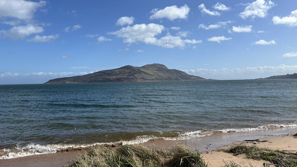 Still windy, but the sun was out ☀️ Lamlash looking lovely & then walk to Eas Mor & Loch Garbad in Kildonan. Amazing cafe at the end which is my motivation! ☕️