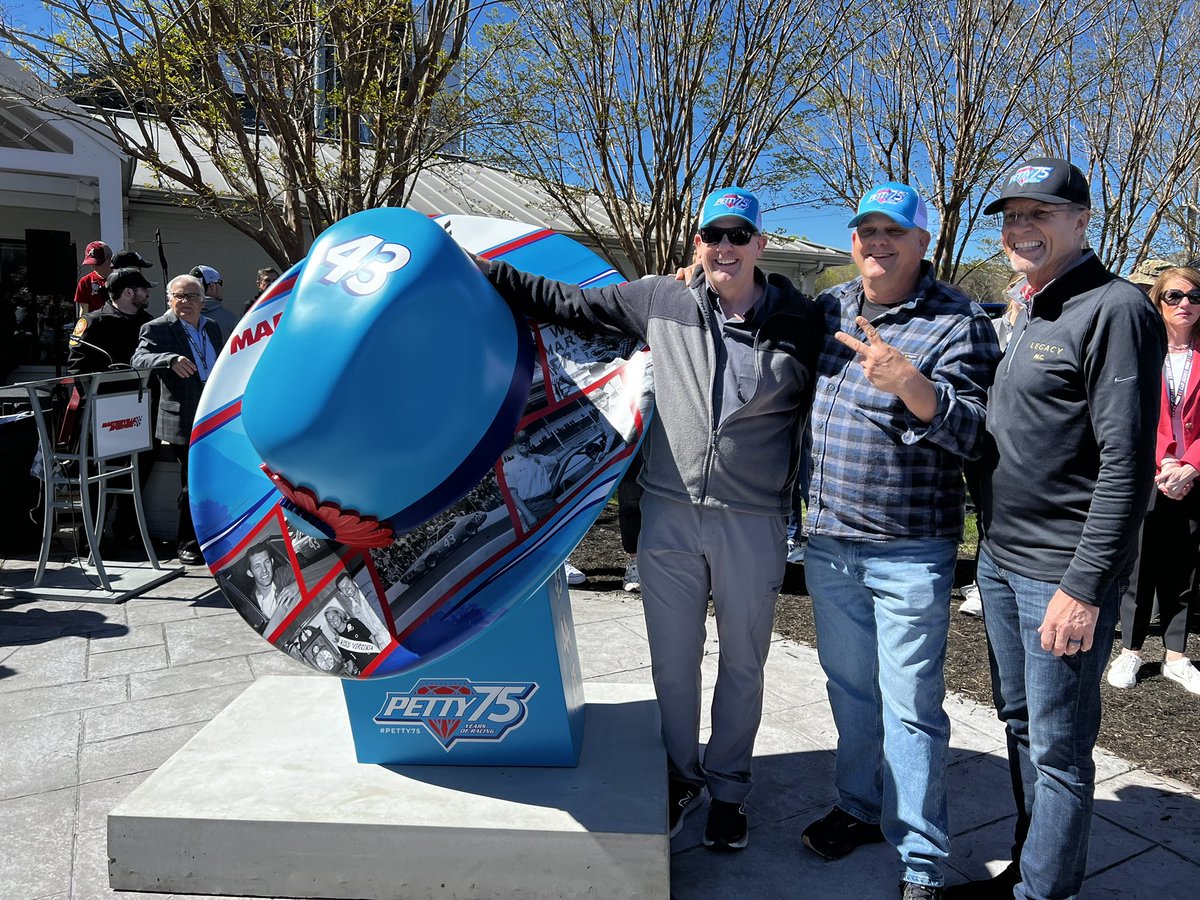 The King’s Hat at @MartinsvilleSwy features photos of my dad and uncle Maurice… Great to have my cousins Mark and Ritchie here for the reveal! @BrothersPetty @therichardpetty