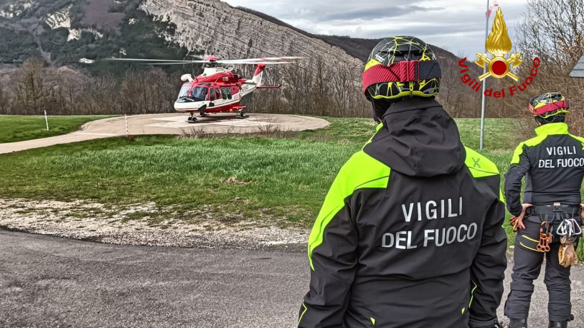 Addestramento per i #vigilidelfuoco abilitati al soccorso su neve e ghiaccio sul monte Cusna (RE): simulati sbarchi dall'elicottero su zone innevate e l'impiego di attrezzature per il soccorso

#addestramentiquotidiani