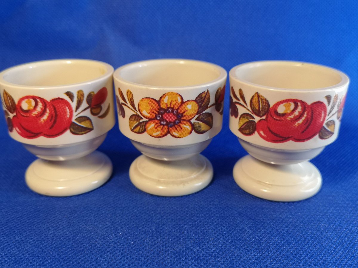 Emsa German plastic egg cups totalrewindltd.etsy.com/listing/169640… #german #emsa #vintage #eggcups