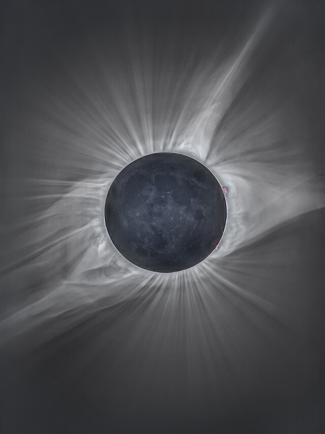 RoxFarsi's tweet image. #EclipseSolar2024
#EclipseSolar2017
The solar eclipse totality, from outside Crowheart, Wyoming;  photo uses exposure bracketing showing both Sun&apos;s corona &amp;amp; surface features of the new moon itself, illuminated by earthshine.  Solar prominences are visible around the lunar limb.