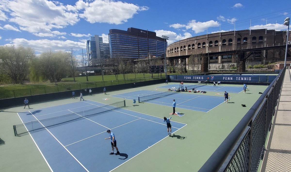 A beautiful day here in Philadelphia for outdoor tennis with historic Franklin Field in the background! First serve is coming up in a few minutes! 📺 tinyurl.com/2vf9wj44 📊 tinyurl.com/bdd8ebnf #RoarLionRoar 🦁🎾