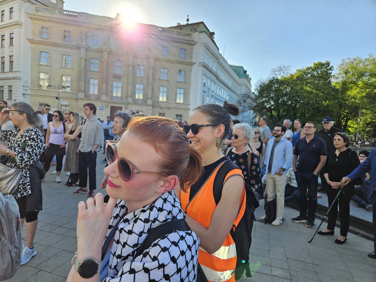 Cease fire now! Hundreds Jews, Moslems, Christians and Non-believers gathered in the centre of Vienna to call for peace