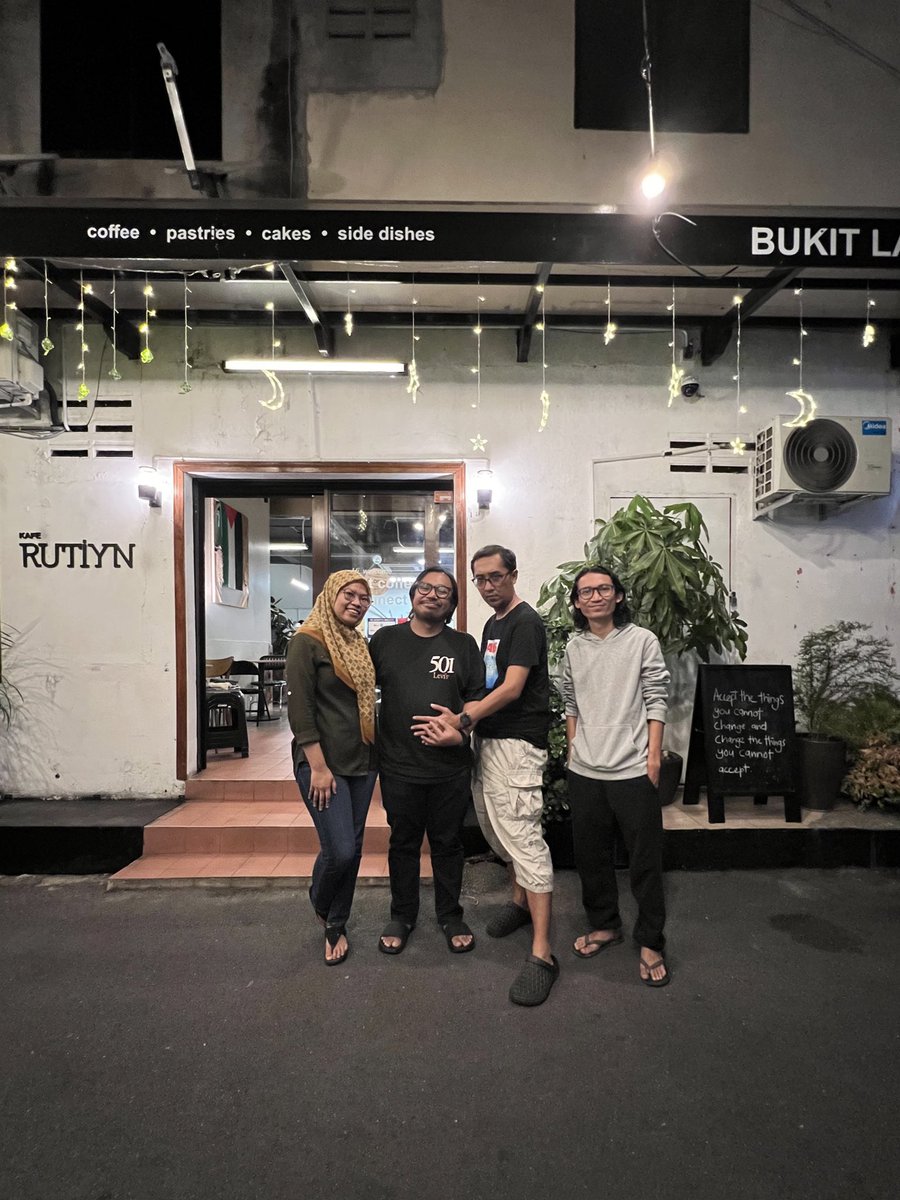 rewan_ishak's tweet photo. Bila orang Bangi @ijaicool @emaneous beraya kat Perlis beriparkan @shujio_ beristerikan @liyannaahmad bermentuakan setaman selorong. https://t.co/QpfS1Z0zNs