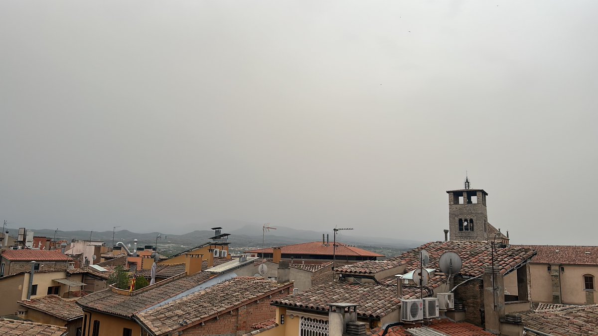 Brutal la pols sahariana, des de Vic no es veu ni el Montseny 🏜️🥵