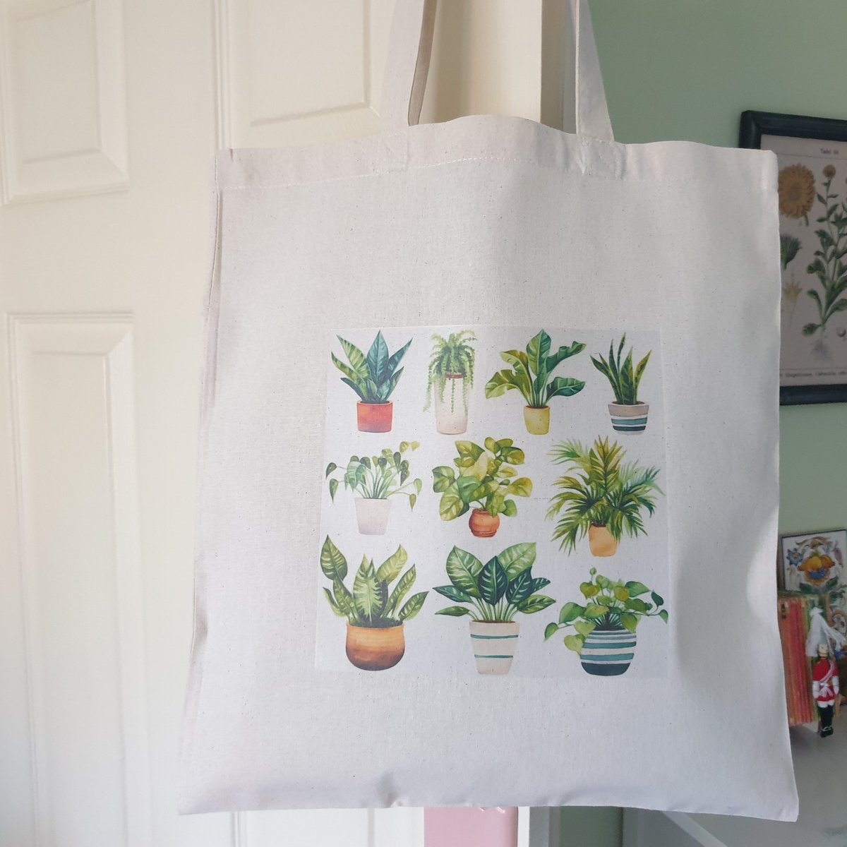 Evening #smallbizzsunday - today's new make is a house plant cotton tote. House plants have made a resurgence lately so I had to add this tote to my collection of totes I have for sale! All totes are sent postage free 🪴🪴🪴🪴🪴🪴
#craftbizparty 
sarahbenning.etsy.com/listing/169620…
