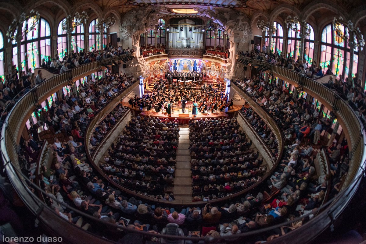 Imágenes del concierto de ayer de la Orquestra Simfònica del Vallès dirigida por Andrés Salado, en el que interpretaron la Novena de Beethoven, con Ferran Albrich entre las voces solistas, en el Palau de la Música Catalana. Hoy, segundo concierto. @andressalado 📷Lorenzo Duaso