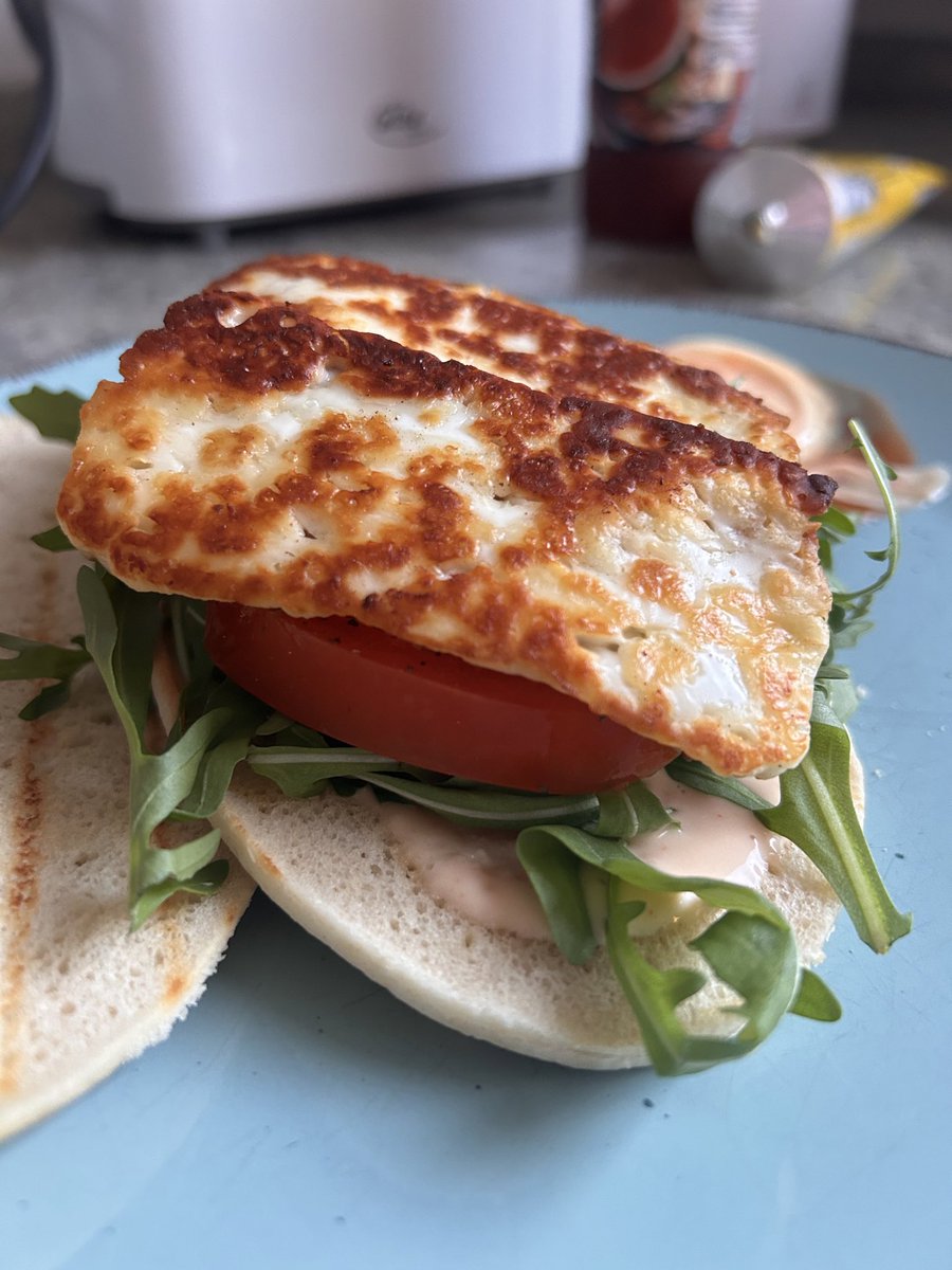 DJReady2Rock's tweet photo. You had me at Halloumi 🤗
#Halloumi #Sambos are the best 😋 https://t.co/4xGaiXpdt8