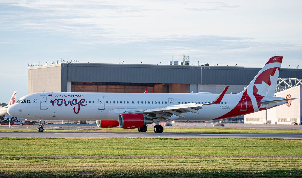 jay_savoie's tweet photo. Un ancien #A321 de #UTair Aviation 🇷🇺 et de WOW air 🇮🇸 opérant maintenant pour Air Canada Rouge

C-GHQI, Airbus A321-200, Air Canada Rouge. [CYUL]. 2019.          

#aviation #AvGeek #montreal #yul #canada #aircanada #summer #airbus #rouge #a321 #wowair https://t.co/bTp4DfPG2F