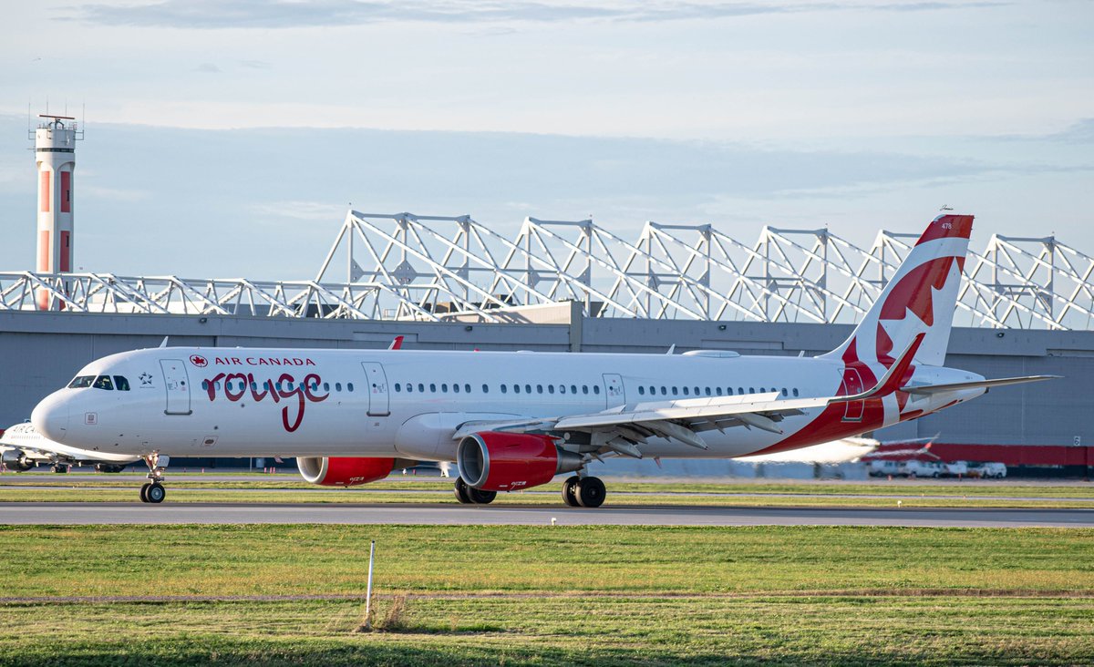 jay_savoie's tweet photo. Un ancien #A321 de #UTair Aviation 🇷🇺 et de WOW air 🇮🇸 opérant maintenant pour Air Canada Rouge

C-GHQI, Airbus A321-200, Air Canada Rouge. [CYUL]. 2019.          

#aviation #AvGeek #montreal #yul #canada #aircanada #summer #airbus #rouge #a321 #wowair https://t.co/bTp4DfPG2F