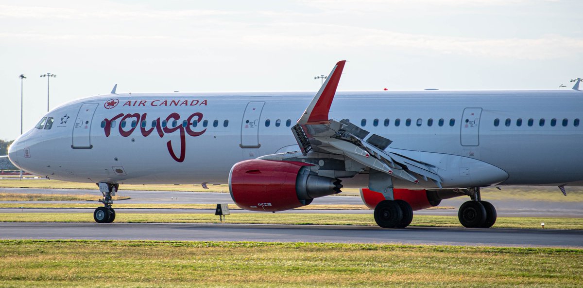 jay_savoie's tweet photo. Un ancien #A321 de #UTair Aviation 🇷🇺 et de WOW air 🇮🇸 opérant maintenant pour Air Canada Rouge

C-GHQI, Airbus A321-200, Air Canada Rouge. [CYUL]. 2019.          

#aviation #AvGeek #montreal #yul #canada #aircanada #summer #airbus #rouge #a321 #wowair https://t.co/bTp4DfPG2F
