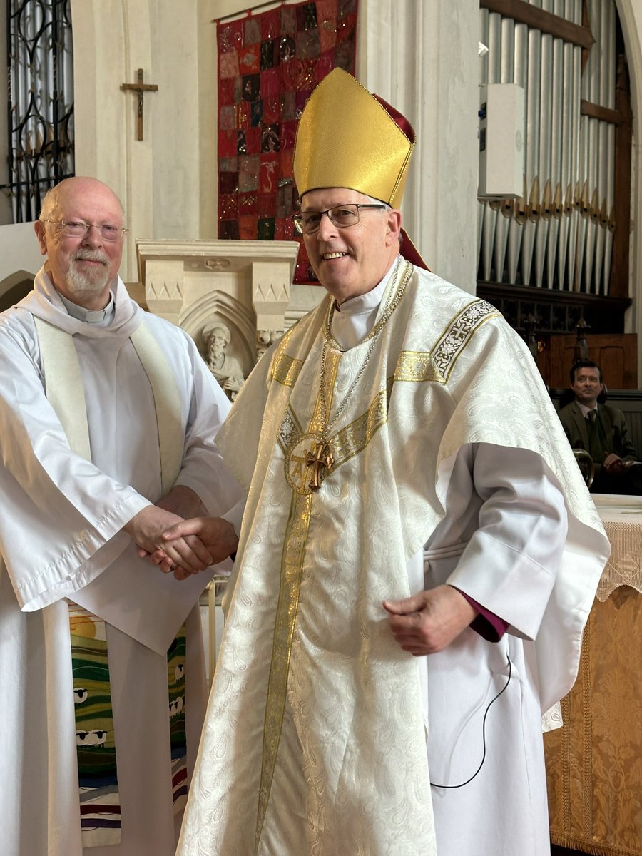 A joy to be at St Augustine Honor Oak Park with @AlCutting on the Second Sunday of Easter - a sunny spring morning - and to commission Michael Brooks for priestly ministry in the parish @SouthwarkCofE - in today's gospel St Thomas encounters the risen Lord #SeeingandBelieving