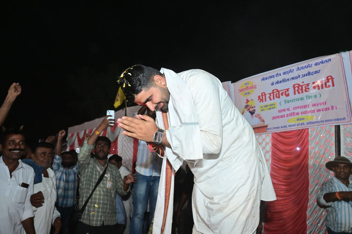 RavindraBhati__'s tweet photo. #जन_आशीर्वाद_यात्रा  के दौरान #राणासर_कला में देर रात्रि तक इंतज़ार करते हुए मेरे अपनों द्वारा दिए गए इस प्रेम एवम् अपनत्व के लिये मैं जीवनभर आप सबका ऋणी रहूँगा …. https://t.co/CrvD9AG1mT