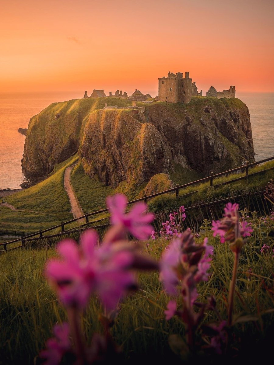 Talk about a stunning #Scottish sunrise! 😍🧡

📍 Dunnottar Castle, @visitabdn 📷 IG/bgs___photography