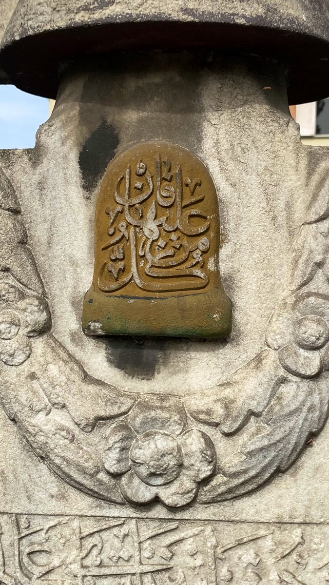 Mezar taşında Mevlevi destarı 🌹
Kullu men aleyhâ fân..
Yeryüzünde bulunan her şey fanidir 
Rahmân -26 

Nasuhi Mehmet Efendi Tekkesi | Üsküdar