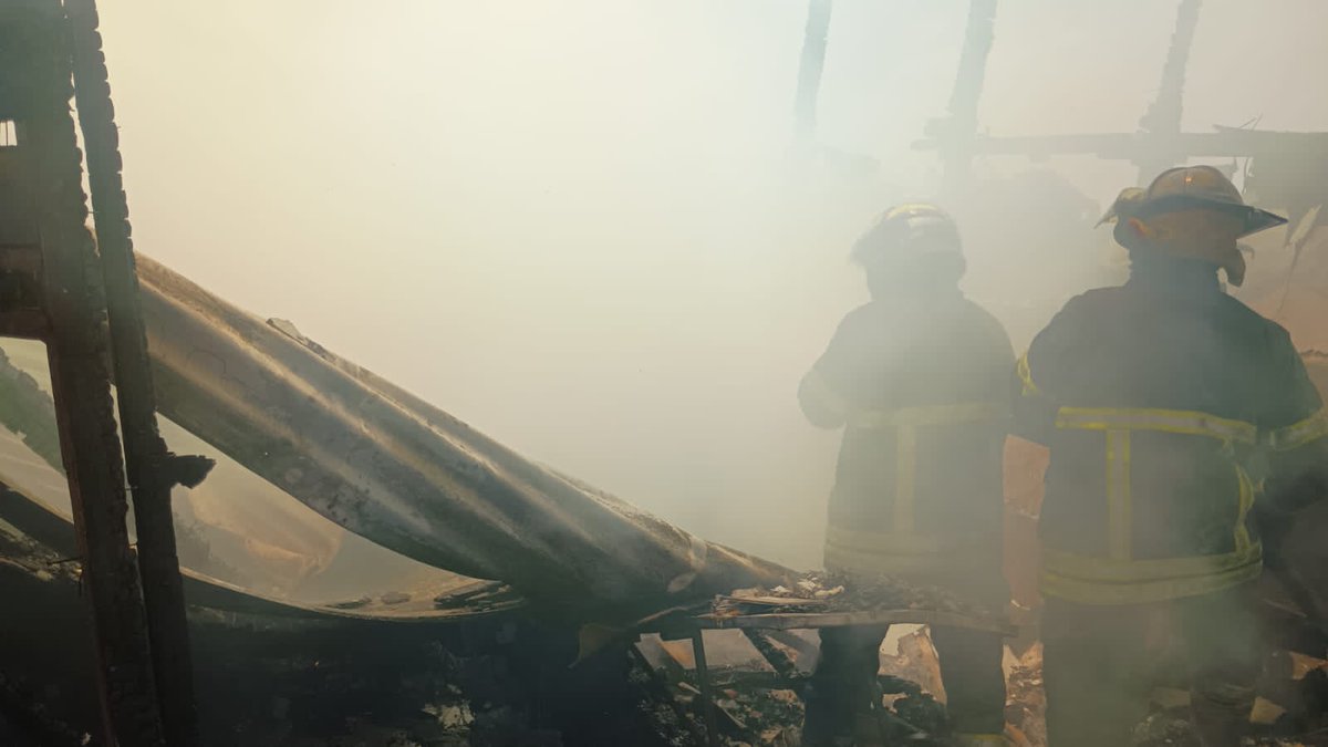 👩‍🚒🔥 ¡Gran labor de los bomberos! Lograron sofocar el incendio de una casa habitación y rescatar a 6 personas en su interior. Afortunadamente, no hubo lesiones, solo crisis nerviosas. ¡Gracias por su valentía y rápida respuesta! #BomberosAlRescate 🏠🚒👩‍🚒👨‍🚒