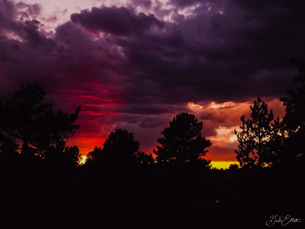 A stormy sunset in #Colorado 🤩 #SundaySunsets @PanoPhotos @leisurelambie @sl2016_sl @FitLifeTravel @LiveaMemory @StormHour @ThePhotoHour