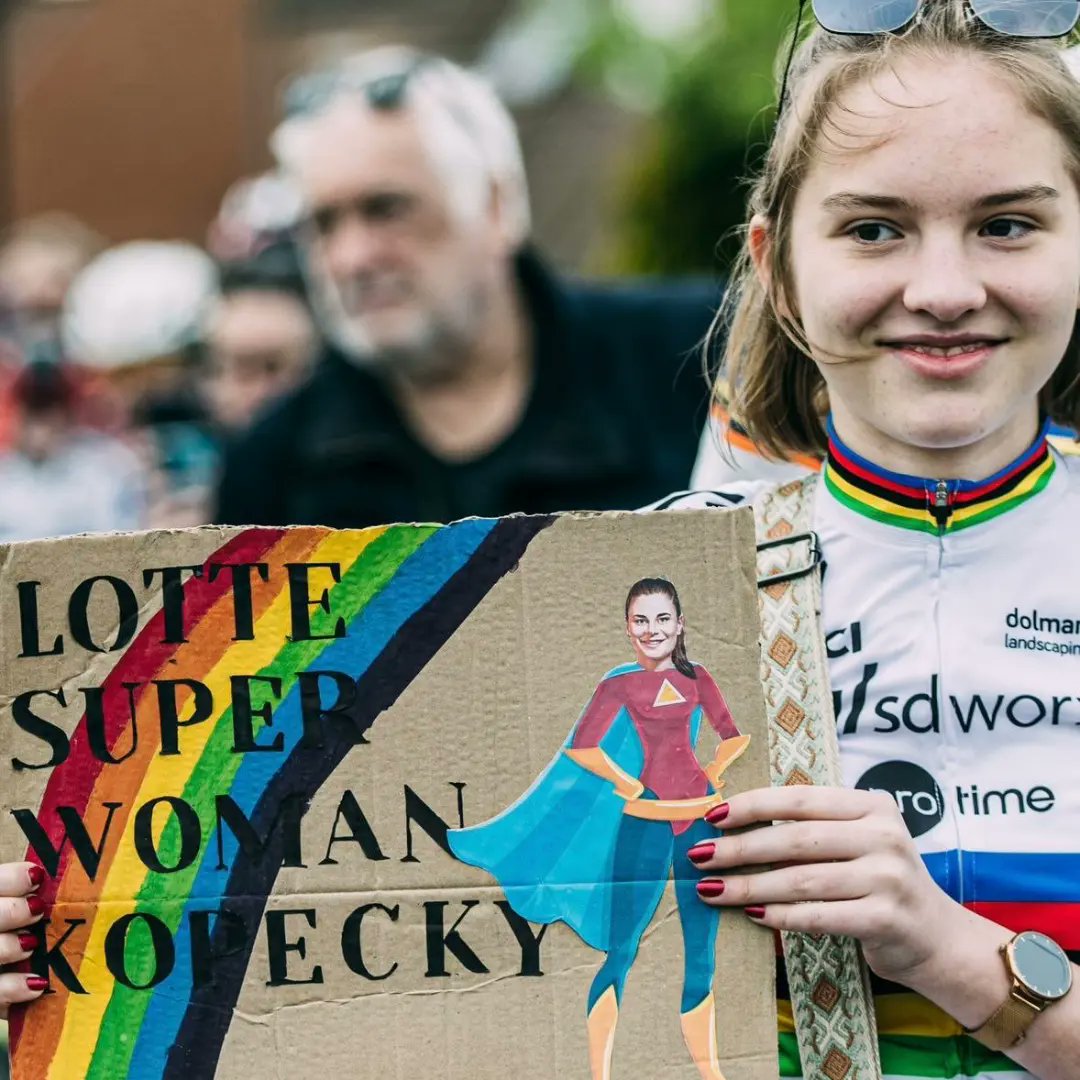 Just me, doing what I love. Cheering for my favourite superwoman @LotteKopecky 😍🥹

📷 (@tornanti_cc 1&4, @marcelHilger 2, @Justin_Britton 3 )

#WatchTheFemmes