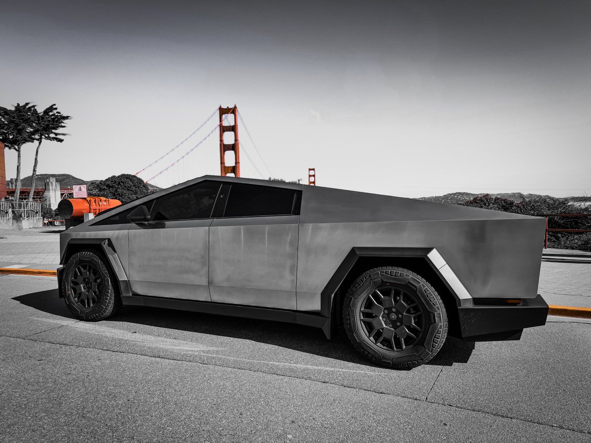 The Golden Gate Bridge & my Cybertruck. Both iconic. Both legendary. Both made of steel. But only one is 600hp & goes 0-60 in 3.9 sec. @elonmusk @wmorrill3 @cybertruck @Tesla