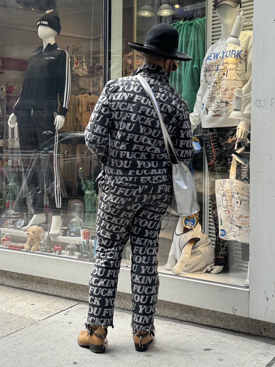 😂 🤍🖤 Nice F you suit #nyc #streetphotograghy