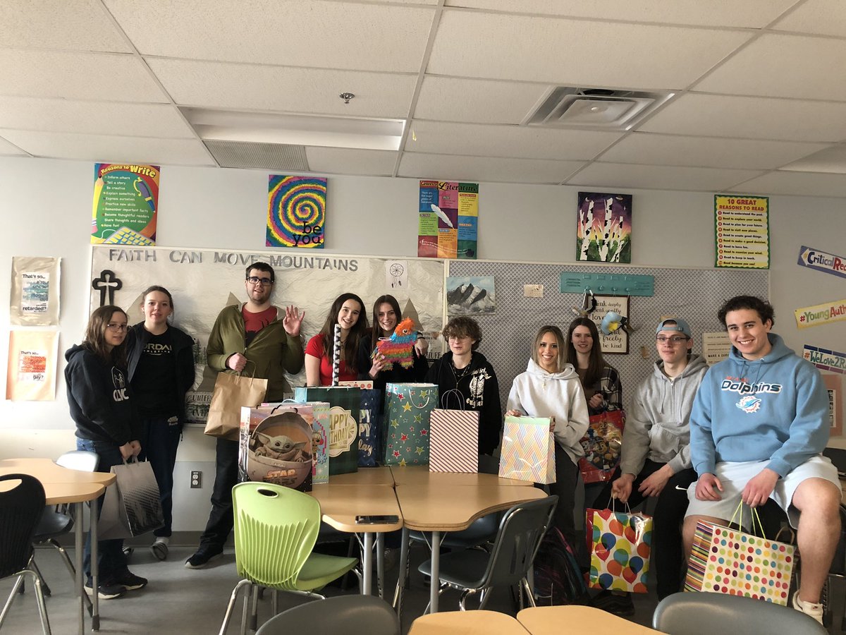 Big thank you to Jamiee Boake and the @AbjJordan Leadership Class. 25 birthday bags were assembled by the students 🎉🎂🥳 There will be some very special birthday celebrations in @EICSCatholic #sherwoodpark #FoodSecurity