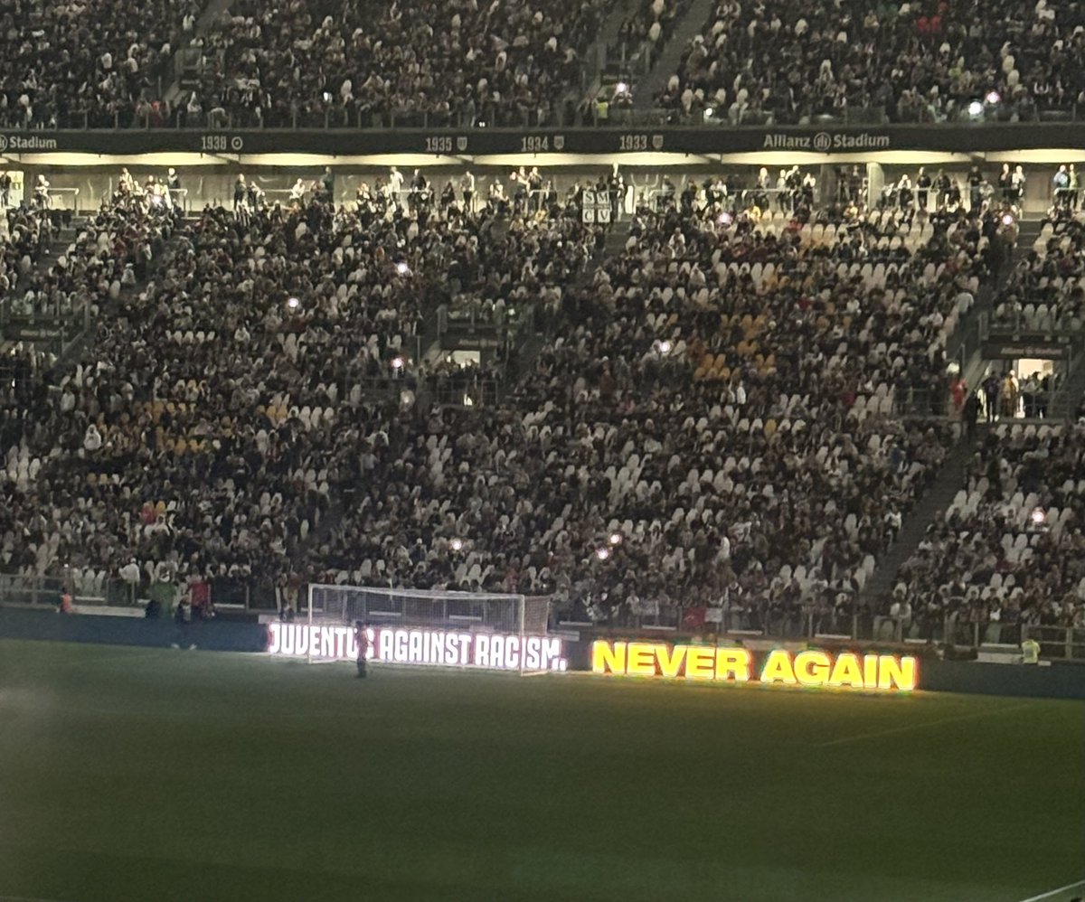 Juventus against racism 
#noalrazzismo #noracism 
#JuventusFiorentina #jvtblive