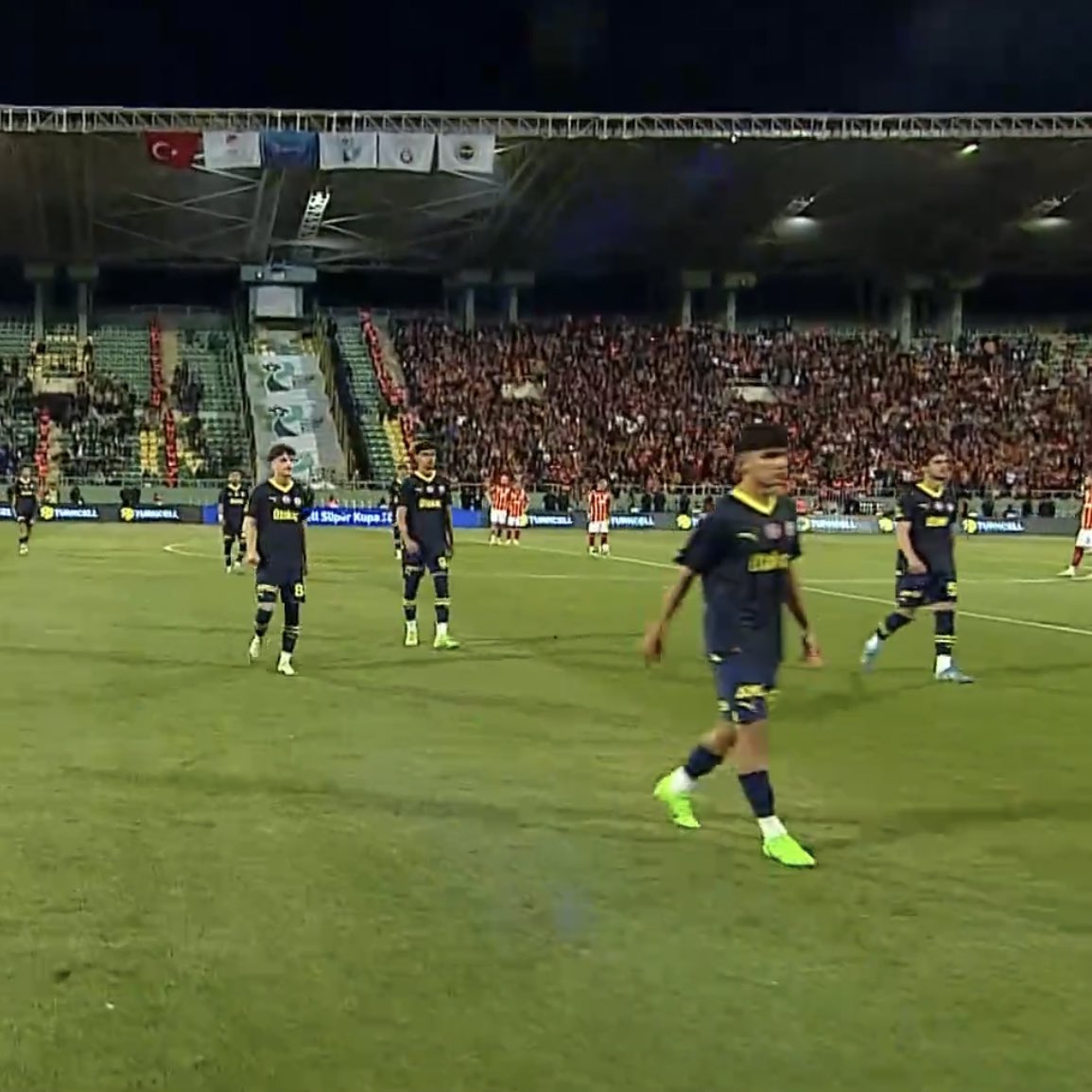 Fenerbahçe U19 players have left the pitch vs Galatasaray in the Super Cup final. They conceded a goal in the first minute against Icardi, then just walked off. The win has been awarded to Galatasaray 😭