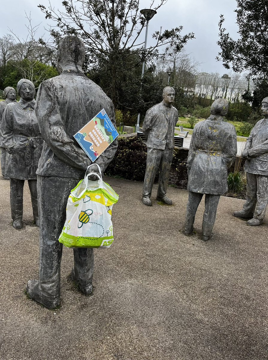 This week’s 22 pieces of rubbish in a ‘bee-utiful’ bag amongst beautiful statues in beautiful surroundings, collected to beautify Britain as a beautiful memorial for the 22 beautiful people murdered by the Manchester bomber. 
#beautifybritain #1pieceofrubbish #pickitup #everyday