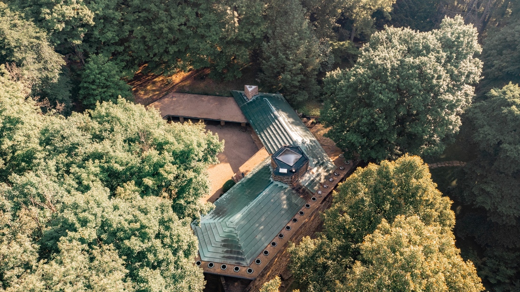 Discover the timeless architecture of Frank Lloyd Wright this season at Kentuck Knob! Located 7 miles from Fallingwater and a short drive from Ohiopyle State Park in the Laurel Highlands of Southwestern Pennsylvania. Tours are available on our website (link in bio).