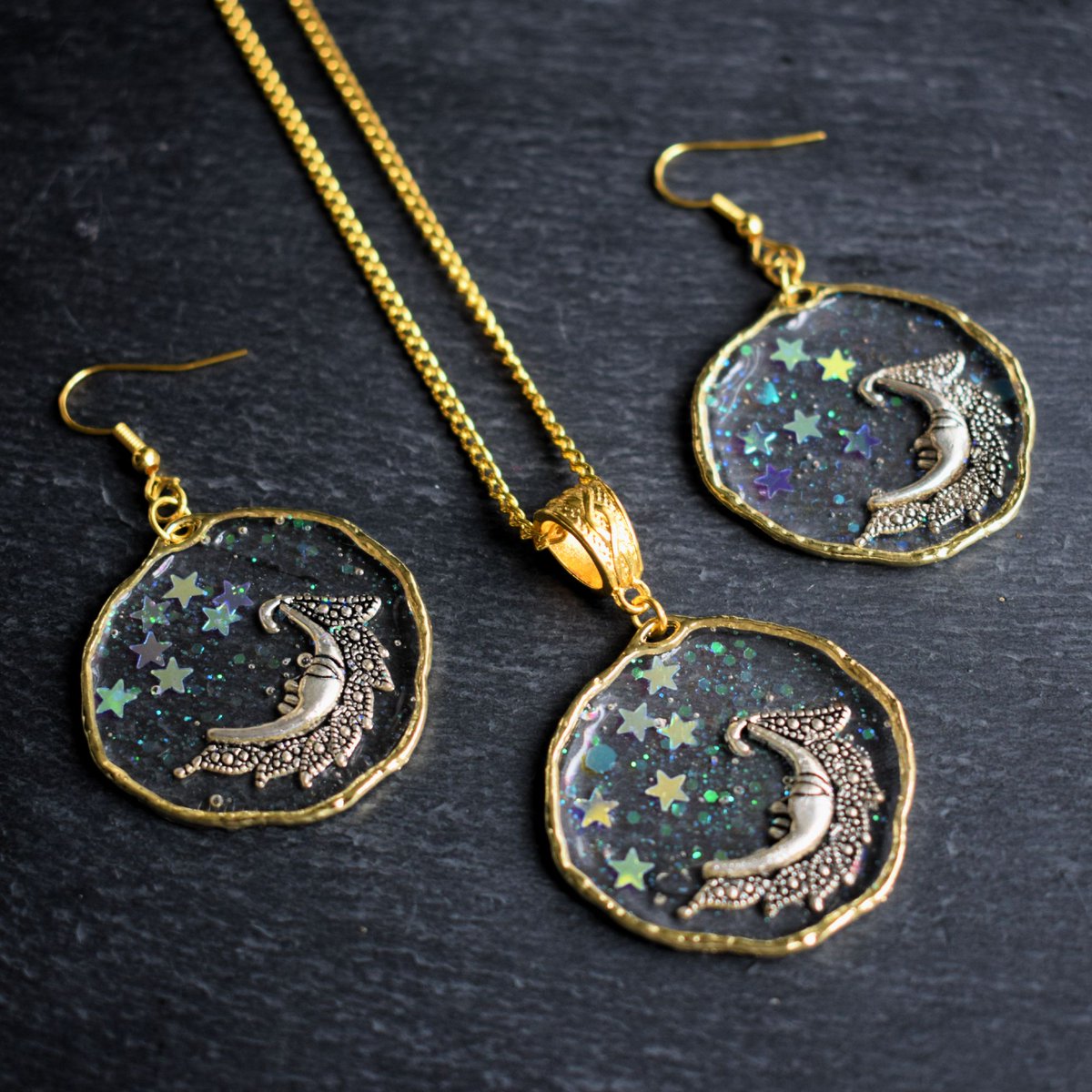 Add a little celestial twinkle with this lovely moon and stars necklace and earrings set! #moon #necklace #giftideas #shopindie bluebirdsanddaisies.etsy.com/listing/167335…