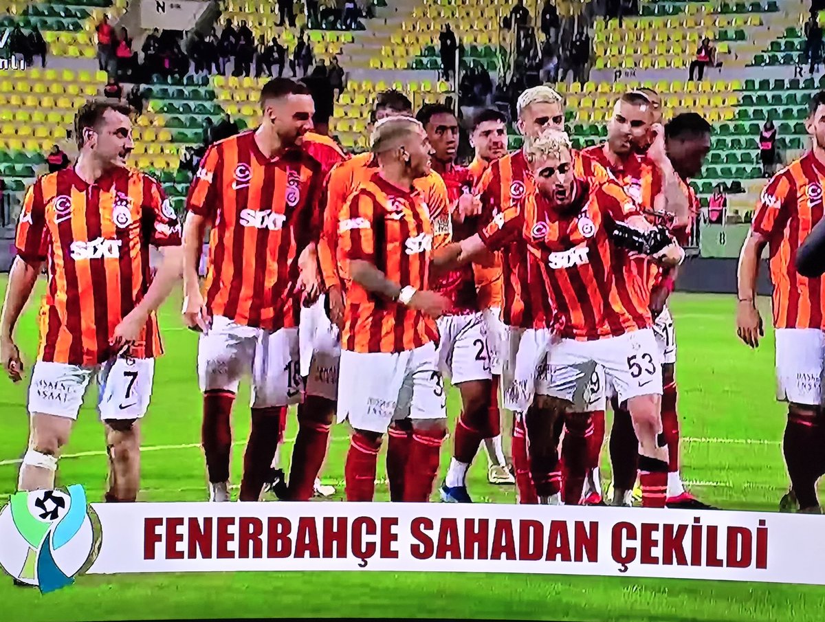 54.saniyede İcardi gölünü attı maç 1-0 oldu ve Fenerbahçe sahadan çekildi...😁😁😁 Söylenecek çok söz var ama gerek yok! Ama U19 daki Fenerbahçeli genç futbolculara ve maç izlemek için oraya gelen seyirciye üzülüyor insan...