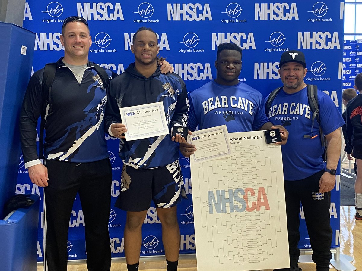Our Middie All-Americans! 3rd at 220 - Bryson Tibbs NATIONAL CHAMPION at 285 - @StephanMonchery #homegrownbears @MiddieAthletics @MiddletownNY @Mtownfb