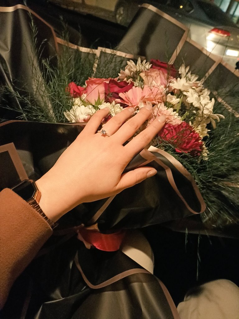 Sonra sen geldin işte
Geçmişte yaşadığım herşeyi unutmak istediğimi fark ettimSırf kalbim gibi aklımda sadece sen ol diye
Hatta ve hatta baktığın bir insanı özlemnin ne demk olduğunu seninle öğrendim
Sonra sn geldin işte
Yaşanılası en güzel duyguların sennle var olduğunu öğrendim