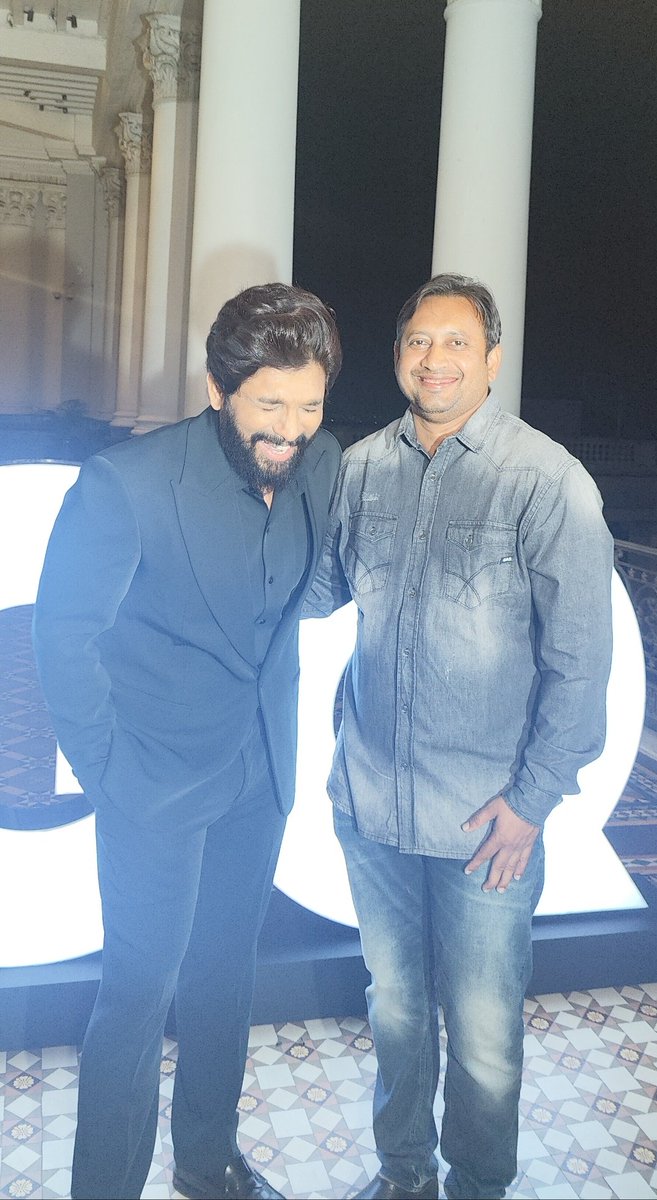 SKNonline's tweet photo. The first person I had met with such honesty, passion, down to earth ,Hardworking , tons of talent & pure soul 
No matter how many times I met he remains the same & growing up in success
Happy birthday dearest @alluarjun  garu wish to see you not just pan India but GLOBAL ICON soon 
Love u ❤️❤️‍🔥🤗
#HappyBirthdayAlluArjun 
#Pushpa2TheRuleTeaser