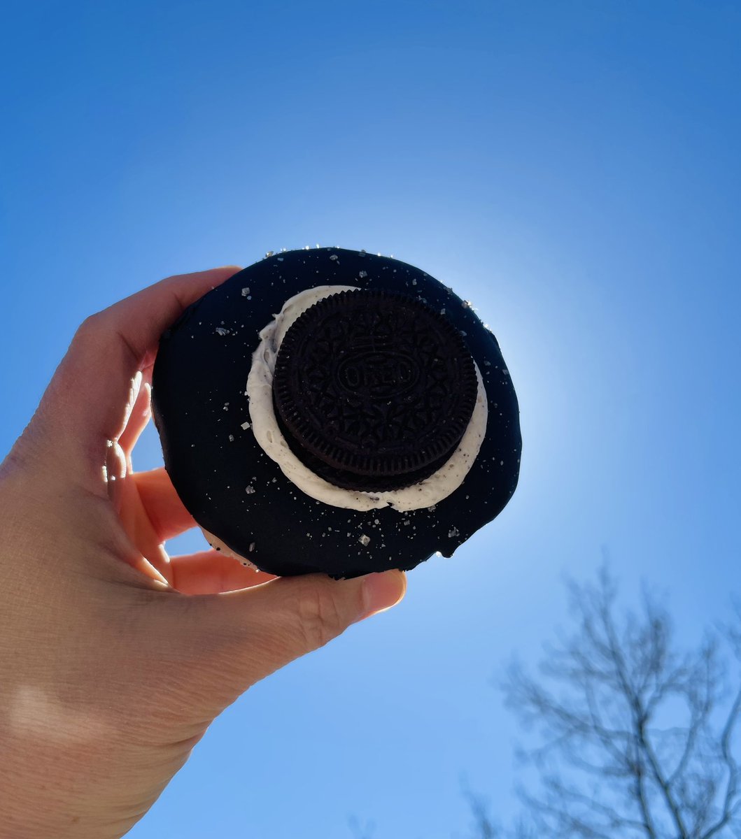 I treated myself to a solar eclipse donut on my walk home from the gym. I thought it was DELICIOUS but I always love those super-sweet KKs. Appreciate the creativity! #TotalEclipse