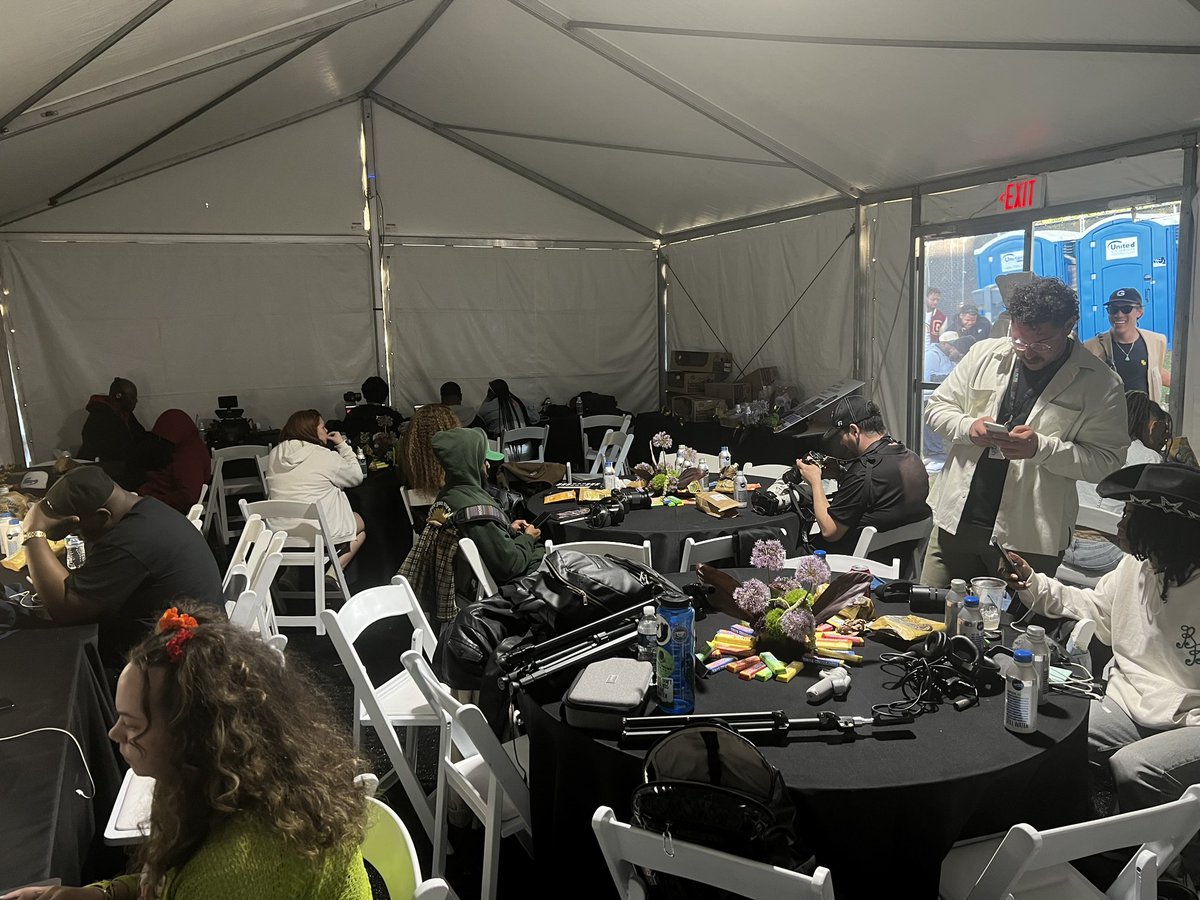 Behind-the-scenes at #DreamvilleFest even the media are eating local thanks to <a href="/visitRaleigh/">visitRaleigh</a> and <a href="/WeaverStreet/">Weaver Street Market</a>!
