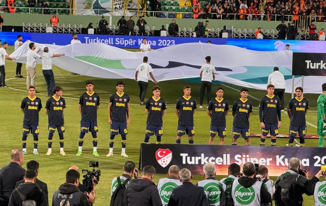 Fenerbahçe hükmen yenilir, ama hükmedenlere yenilmez. Fenerbahçe, sen çok yaşa.