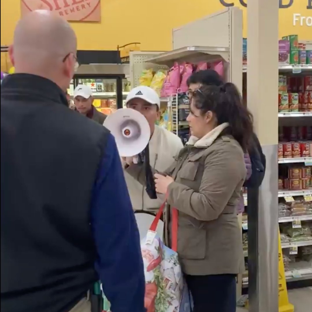 In the leadup to our trip to the Netherlands, farm workers and their allies paid another visit to Hannaford Supermarkets calling for #milkwithdignity